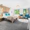 Stylish 2 Bedroom Apartment - City Centre - Secure Parking - Netflix - Wifi - 5BW
