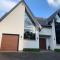 Luxury 5 Bed all en-suite home with Hot tub - Hale