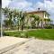 Casa con ampio terrazzo, vista lago e giardino