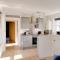 Little Edge: Bright and Modern Central Apartment