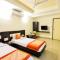 OYO Home Hotel Skyland - Ахмадабад