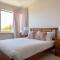 Room for Everyone with Parking, Pool & WiFi - Kings Meadows