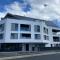 RÉF 256 - LARMOR-PLAGE T2 en RDC plein bourg avec terrasse sur rue principale et parking