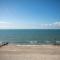 High-End Beachfront Getaway Sea View King Bed - East Wittering