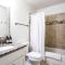 5 Min Drive to Dorm, W/D, Quiet, Kitchen, Wi-fi