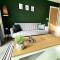 Luxury Canal-side Apartment, Hemel Hempstead, Free parking, Perfect for Contractors