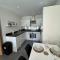 Luxury Canal-side Apartment, Hemel Hempstead, Free parking, Perfect for Contractors