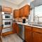 Comfy Cottage: Minutes from Main St, Private Yard - 格林维尔