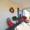 Comfy Cottage: Minutes from Main St, Private Yard