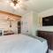2 Mi to Dtwn Chic Waco Studio with Fire Pit!
