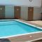 Casa com piscina, grande e espaçosa no Condomínio dos Pássaros - 卡波布里奥