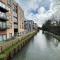 Luxury Canal-side Apartment, Hemel Hempstead, Free parking, Perfect for Contractors