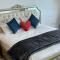 F30,R3,Sunrise on the beach,1room inside 3bedroom apartment,(separate washroom outside)
