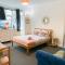 Cosy Apartments Near Hampstead Heath With Free On-Site Parking & Private Gardens, Golders Green - Londýn