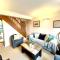 Swan Cottage-cosy by the water