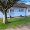 44 Gower holiday village Ty Gŵyr Cosy 2 bedroom Chalet with a seasonal indoor pool