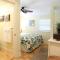 2 Bedroom Apt Overlooking Dunedin Town Square NO KIDS, NO PETS