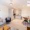 Royal Oak 3 - FREE PARKING - Perfect for Contractors - 2 Bedroom - 2 Bathroom - Fast Wi-fi - Long Term Stays -