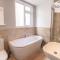 5 Bed Apartment Close To Beach with Off-street parking - Perfect for Contractors - Fast Wi-Fi - Close to beach