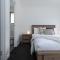 Modern Delight: Cosy Home with Parking