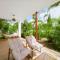 Modern home with pool - Hone Creek