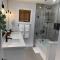 Elite Upper Deck Suites l Lake front with hot tub
