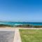 Seal point beach house. Prime beachfront position. - Cape St Francis