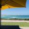 Seal point beach house. Prime beachfront position. - Cape St Francis
