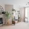 OnSiteStays 2BR, Parking, Wifi, Shops and Restaurants Close