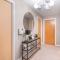 OnSiteStays 2BR, Parking, Wifi, Shops and Restaurants Close