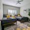 Spacious Family Friendly Home with Large Fenced in Yard - Шарлотт