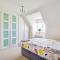 Modern 5 Bedroom House with Free Parking. Only 30 mins to Bond Street