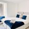 Brand New 2 Bedroom Apartment with Wi-Fi Sleeps 4 - Tanzanite - Cambridge