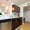 Comfy Cozy Apt with pool & hot tub in downtown LA' - 洛杉矶