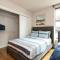 Comfy Cozy Apt with pool & hot tub in downtown LA' - 洛杉矶