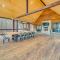 Grand Broken Bow Cabin with Hot Tub and Spacious Deck! - 布罗肯鲍