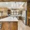Grand Broken Bow Cabin with Hot Tub and Spacious Deck! - 布罗肯鲍