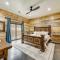 Grand Broken Bow Cabin with Hot Tub and Spacious Deck! - 布罗肯鲍