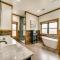 Grand Broken Bow Cabin with Hot Tub and Spacious Deck! - 布罗肯鲍