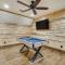 Grand Broken Bow Cabin with Hot Tub and Spacious Deck! - 布罗肯鲍