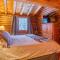Family-Focused & Pet-Friendly Log Cabin with 4BR 2BA Sleeps 10 - Bethlehem