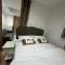 4TH Studio Flat With Private Own Bathroom A London Luxury Family Home Setup and furnished With Double Bed plus A Double Futon-Sofa Bed A Single Futon Bed A Baby Cot and Garden and Free Parking - Lewisham