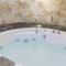 19 White Luxury Suite with Jacuzzi by Wonderful Italy