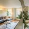 Modern 2 Bedroom Apartment by Train Station