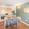 Modern 2 Bedroom Apartment by Train Station