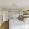 Crystal City Charm 2BR Free Parking 304