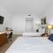 Infinite View - Balcony- Amazing Pool- Near Beach - Hallandale Beach