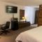 Bridge Inn Tomhawk - 2nd Floor, 1 King Size Bed, Balcony, River View - توماهوك