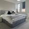 Spacious, bright 2 bed flat with 1 S/king bed.