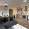 Spacious, bright 2 bed flat with 1 S/king bed. - Brentwood